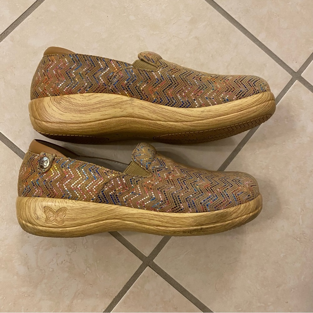 Alegria Tan Leather Slip-On Shoes with Multicolor Chevron Detail size 7/7.5 - Picture 4 of 9